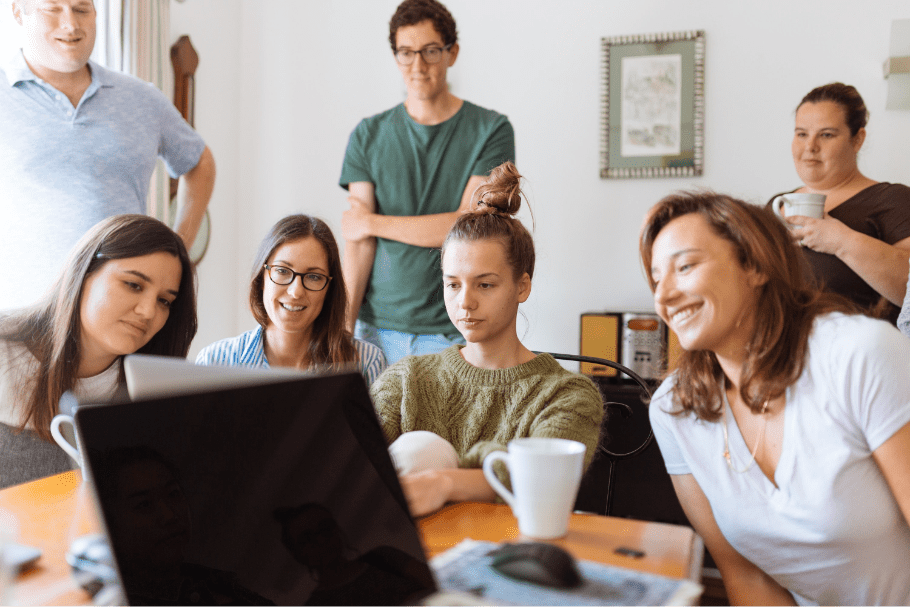 Notre équipe est composée de personnes jeunes, énergiques et serviables, c'est grâce à leur travail que nous pouvons agir de façon si dynamique.